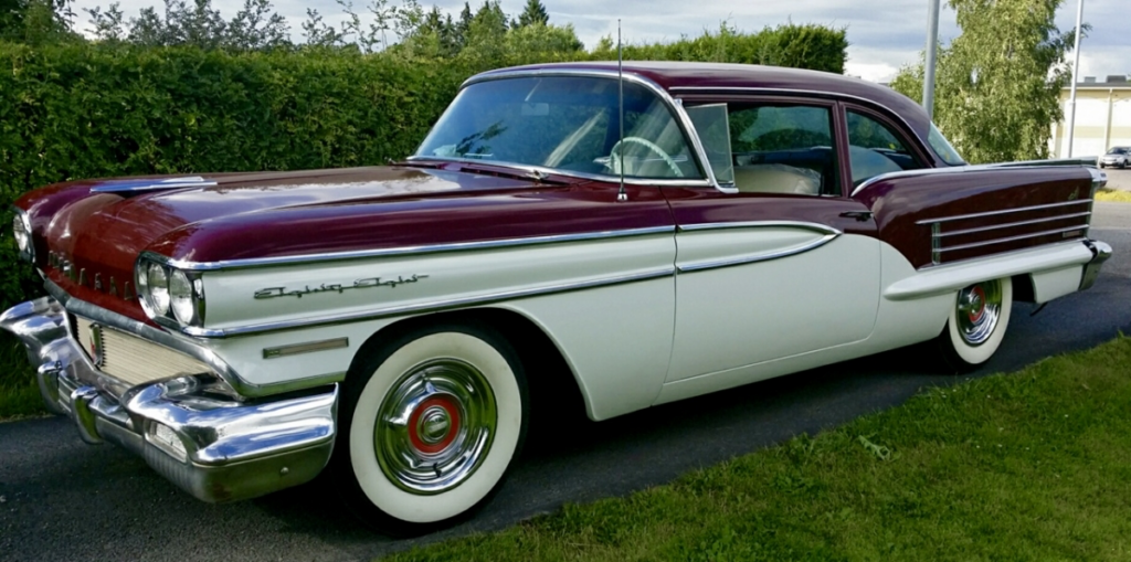 Bordeaux-röd och vit veteranbil lackerad med 2K polyuretan