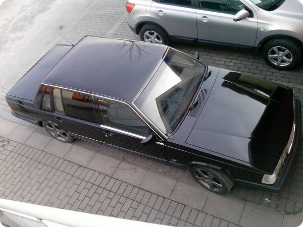 Svart Volvo omlackerad med 2K polyuretan