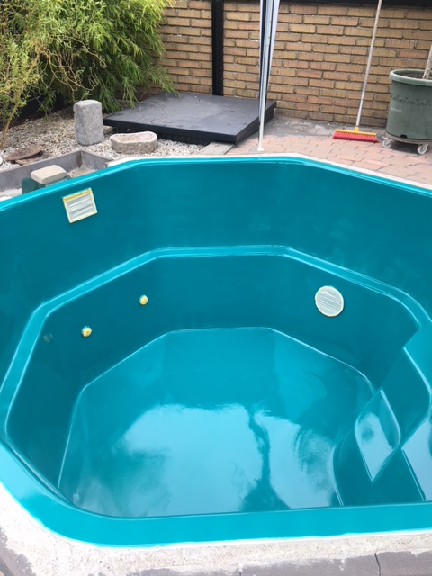 Målad pool med epoxifärg i kulör RAL 5021 – färdigt resultat