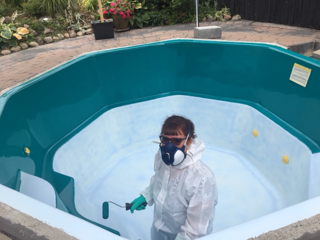 Pool som målas med epoxifärg med roller. Kulören är RAL 5021