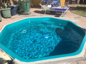 Epoximålad pool i RAL 5021 fylld med vatten