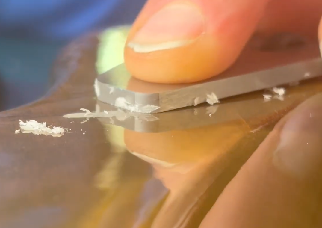 Sickla rinning i lack för att korrigera lackdefekt